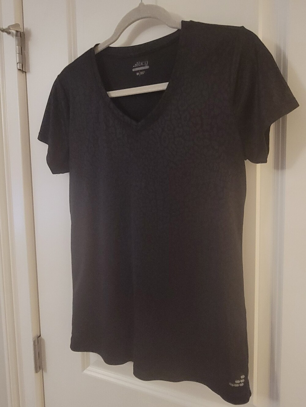Women’s Black V-Neck Short Sleeve Athletic Top With Subtle Leopard Print Size: M